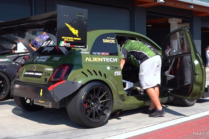 Sembra una Fiat 500, ma ha 600 CV: la folle Abarth che scarica tutta la potenza davanti