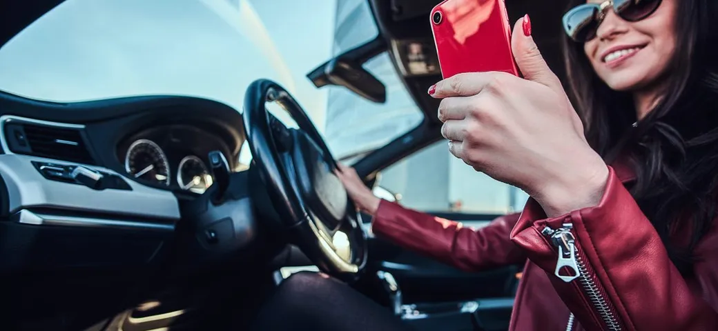 Mamma multata per guida pericolosa con il cellulare in modalità selfie