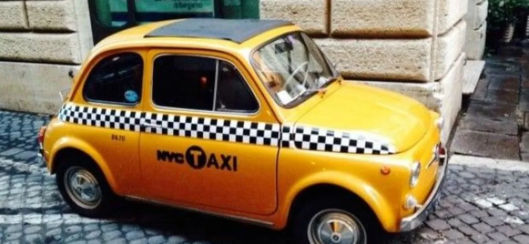 Fiat 500: un esemplare ha livrea da taxi newyorkese