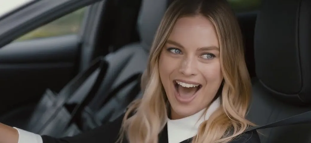 Che auto guida Margot Robbie: la collezione della star del cinema