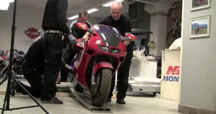 Nya i kartong - Honda NR 750 och RC 30 (subtitled)