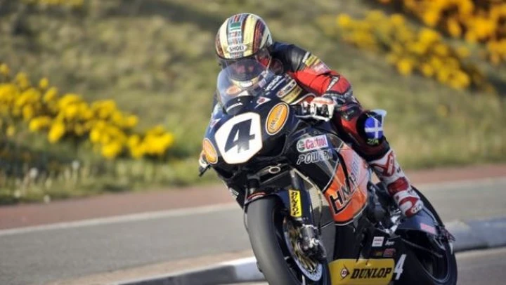 NW200: John McGuinness pretende la vittoria, Steve Plater si frattura un braccio in una paurosa caduta