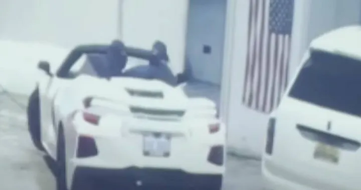 Ladri rubano una Corvette e piombano contro una Rolls-Royce | Video