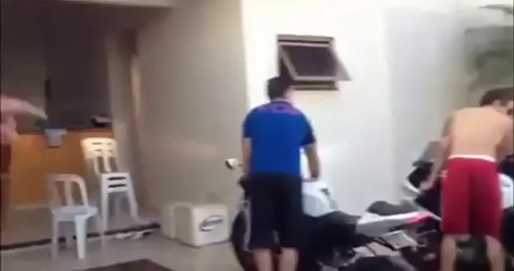 Burn out con le moto in piscina