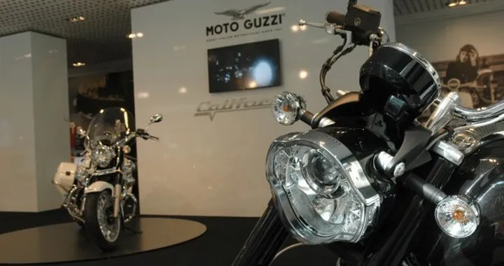 Vespa 946 e Moto Guzzi California 1400 esposte allo Spazio Broletto