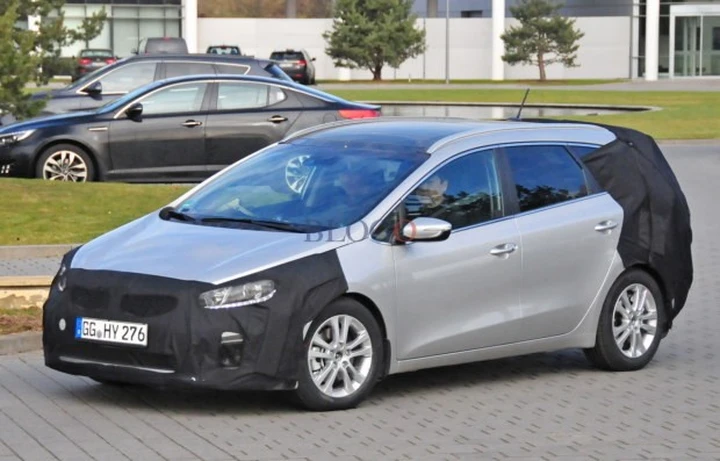 Kia Cee'd facelift: foto spia della Station Wagon