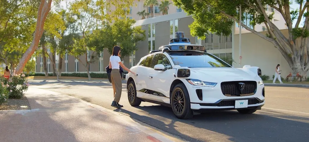 Robotaxi Waymo bloccato: incidente evidenzia i limiti della guida autonoma
