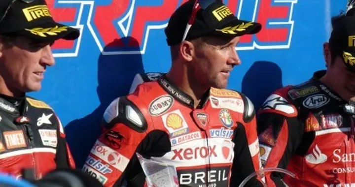 Superpole con gli "esperti" Bayliss, Corser, Haga, Biaggi in cattedra. Domani corsa da urlo