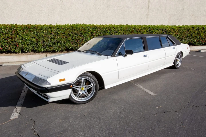 Una Ferrari 400i in vendita da Barrett-Jackson