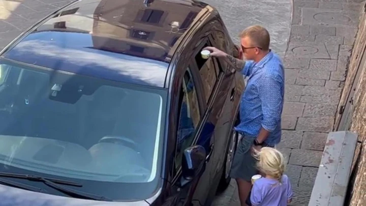 Kimi Raikkonen aiuta un cane intrappolato in un'auto al sole