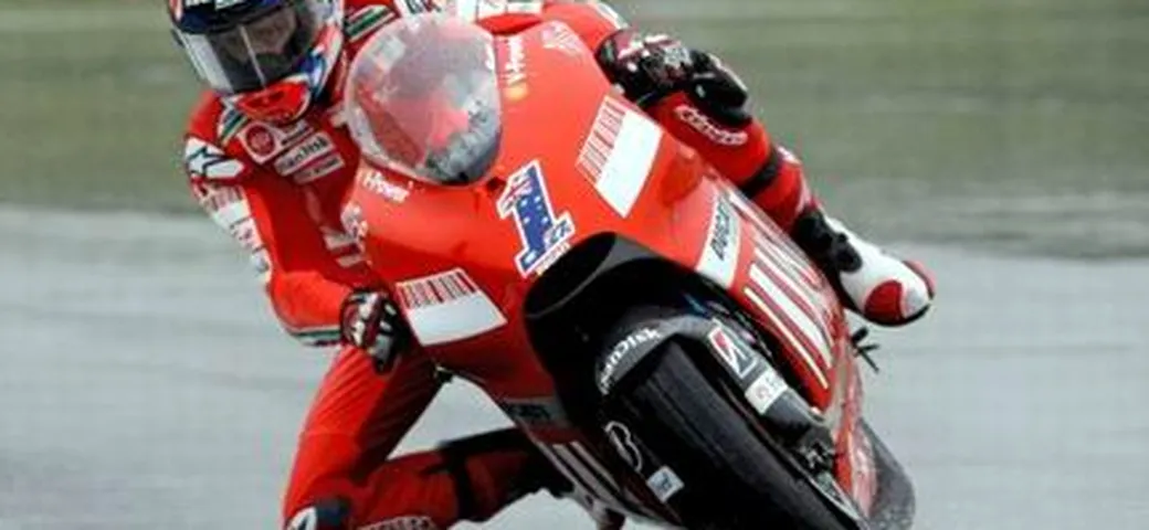 Sachsenring: Stoner trionfa, Pedrosa cade, Rossi secondo e ringrazia