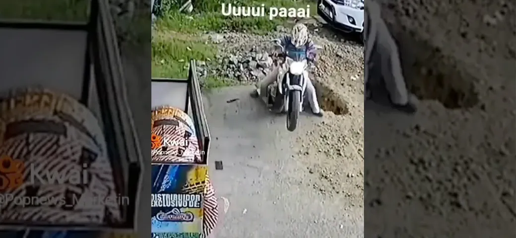 Video virale: retro in moto, ma finisce in una buca e 