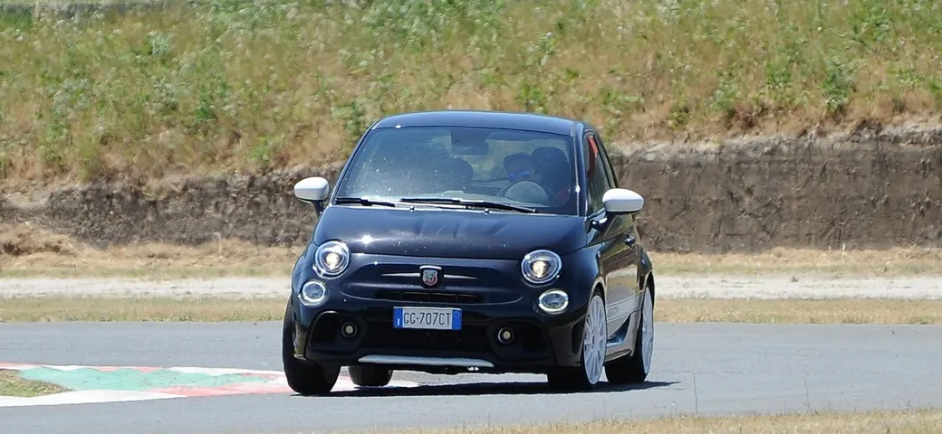 Abarth 695 Essesse: la prova su strada e in pista