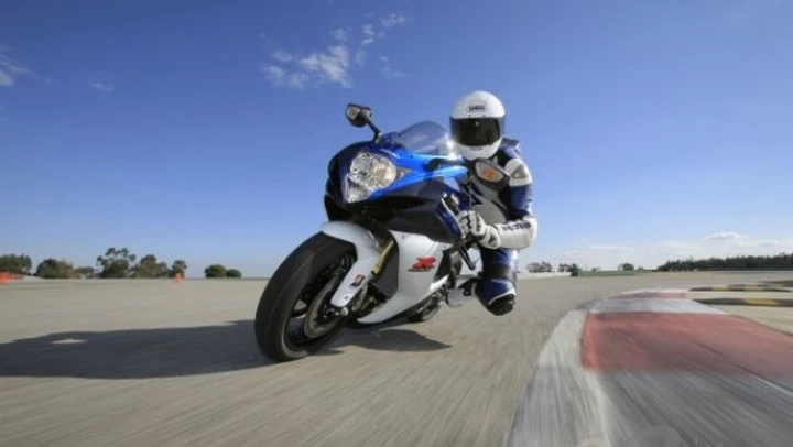 Suzuki GSX-R 750: una moto trasversale, nel segno della tradizione