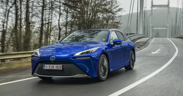 Da 75.000 a 20.000 euro, la parabola della berlina a idrogeno