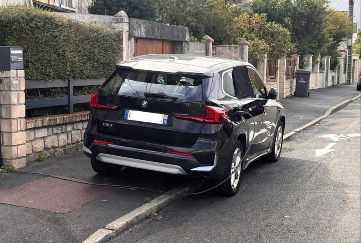 Auto elettrica, il cavo di ricarica può attraversare il marciapiede? Si rischiano fino a 750 euro