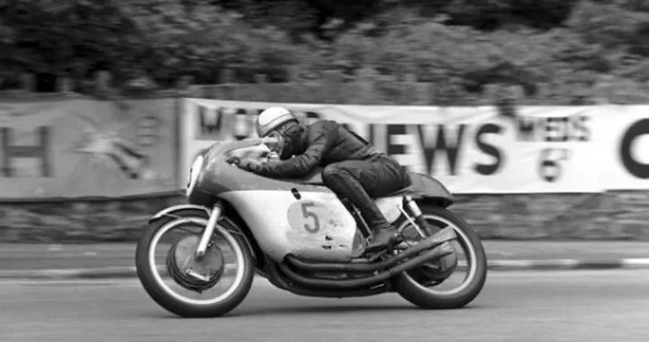 Amarcord, Mike Hailwood al TT del '65: cade a 200 km/h, riparte malconcio e trionfa sotto il diluvio con la MV 500