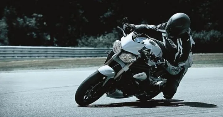 Triumph Speed Triple 2011: nuove foto della nuova naked sportiva inglese