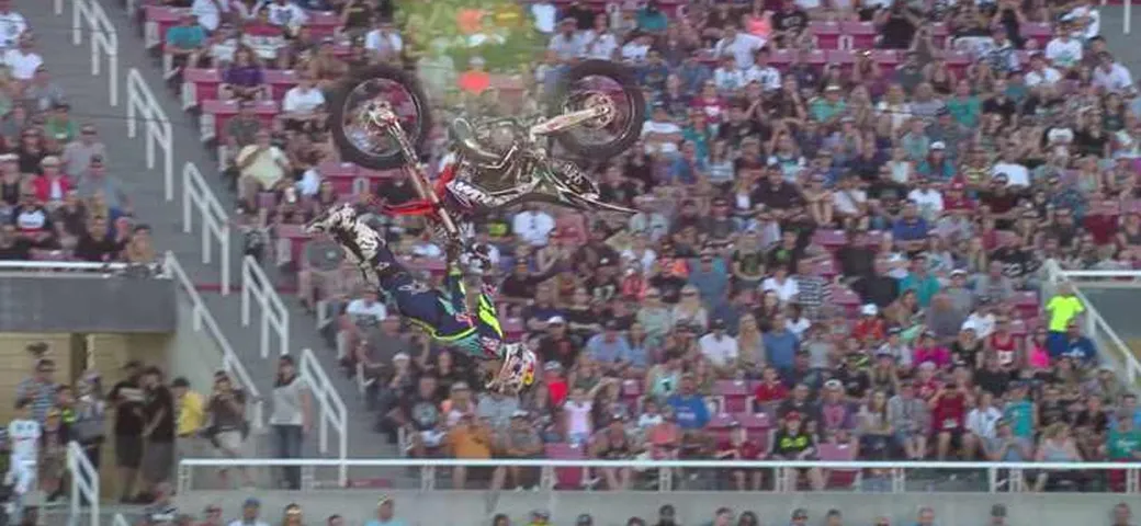 Motocross: il primo double front flip [Video]