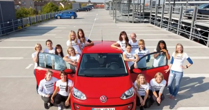 Volkswagen: 16 persone in una sola Up!