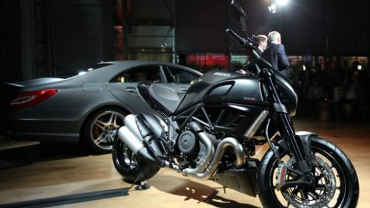Mercedes-Ducati: AMG sponsor ufficiale della MotoGP di Valentino Rossi - Salone di Los Angeles 2010