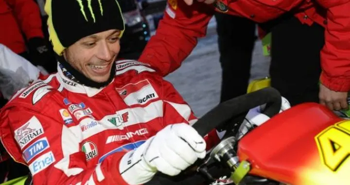 Spettacolo sul ghiaccio a Madonna di Campiglio tra Valentino Rossi e i piloti Ferrari