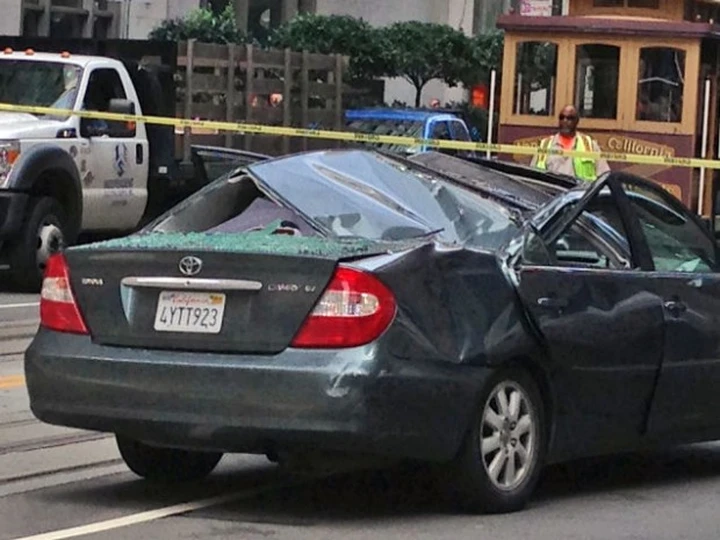 Cade da 11 piani ed atterra sul tetto di un'auto: lavavetri si salva