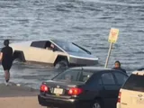 Tesla Cybertruck stavolta sorprende in positivo, attraversando un lago