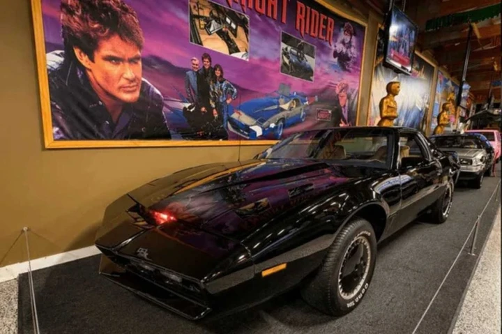 KITT, la star di Supercar, prende la multa mentre riposa al museo