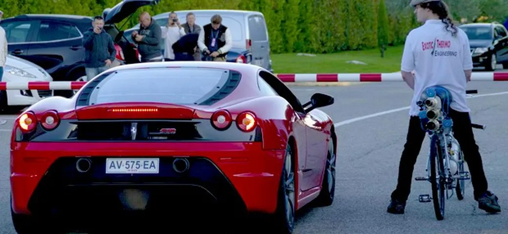 Bici contro Ferrari in video, chi vincerà?