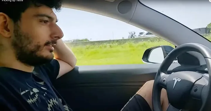 Youtuber truffa i followers e si compra una Tesla