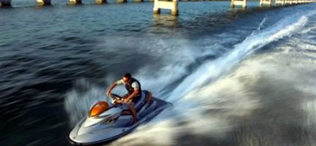 In sella con 255cv, ma sul mare