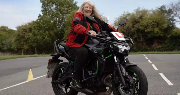 Linda Pilbeam ottiene la patente moto a 71 anni e ispira tre generazioni