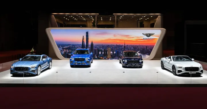 Bentley stupisce il Salone di Shanghai 2025 con le nuove Azure e Speed
