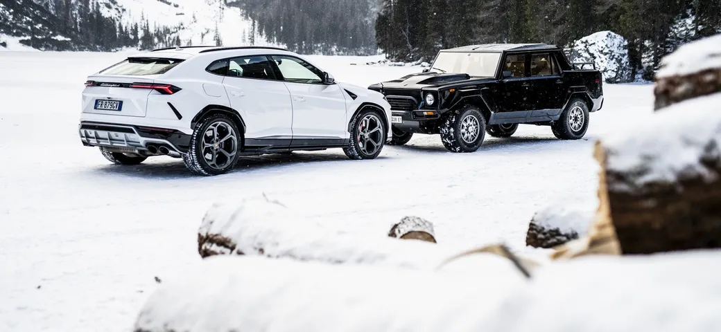 Lamborghini LM002 vs Urus: da fuoristrada a Suv 30 anni dopo