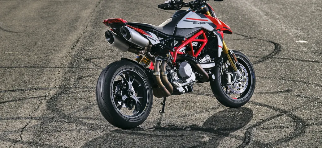 Ducati Hypermotard 950 MY 2022: la fun-bike si aggiorna. Foto, caratteristiche e disponibilità