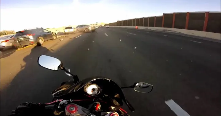 motorcycle dodges wreck on freeway