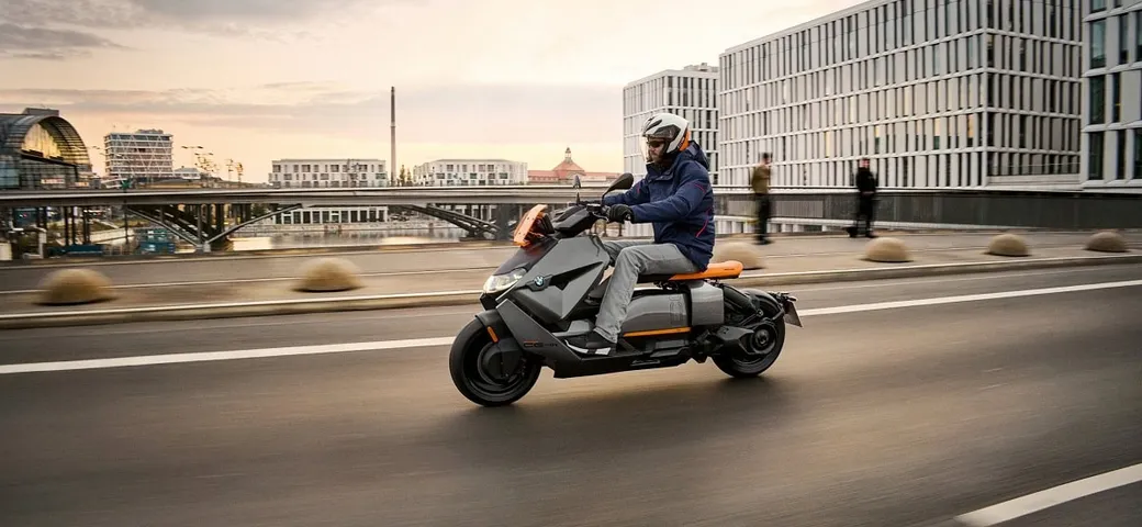 BMW CE 04: design futuristico, zero emissioni, prestazioni sorprendenti