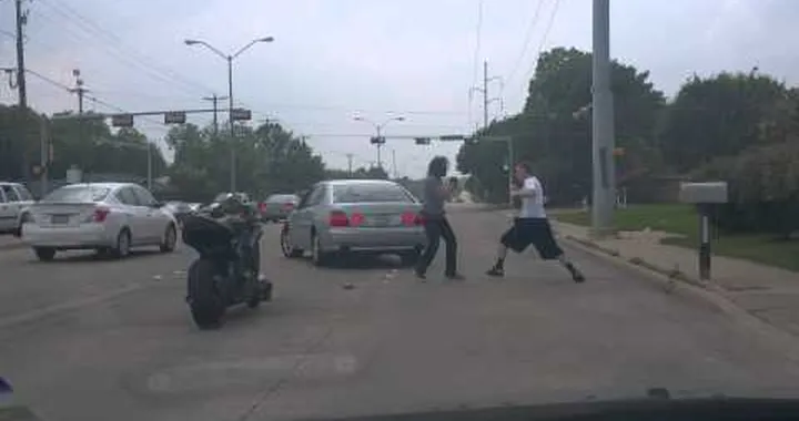 Motociclista contro automobilista