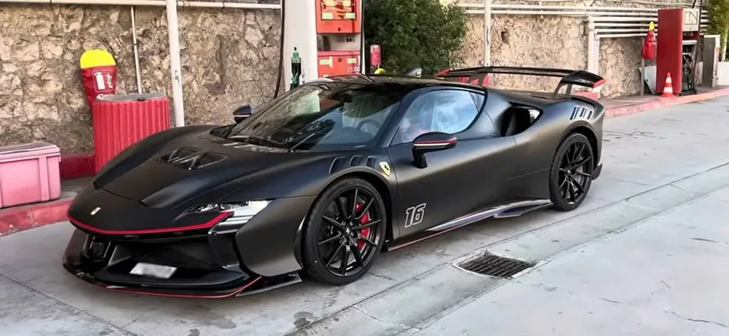 Charles Leclerc a Monte Carlo con la sua Ferrari SF90 XX Stradale | Video