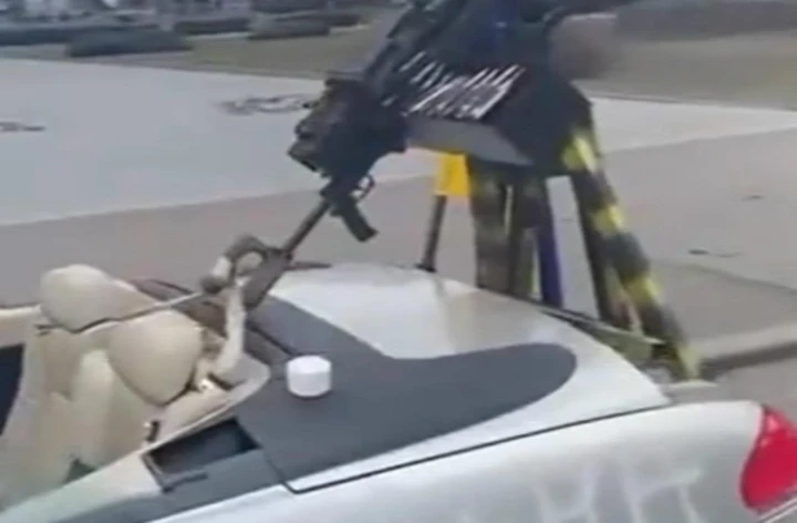 Ucraina: la BMW Serie 6 Cabrio monta una mitragliatrice [Video]