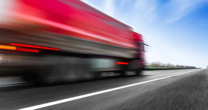 Tir si spinge a 168 km/h, follia in autostrada: gravi conseguenze