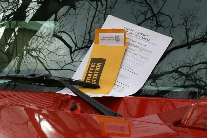 Denunciato il parcheggiatore abusivo che strappa le multe [Video]