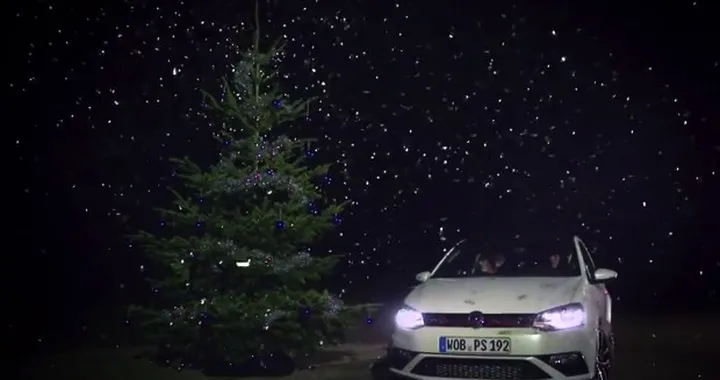 Volkswagen Polo GTI: come decorare velocemente un albero di Natale