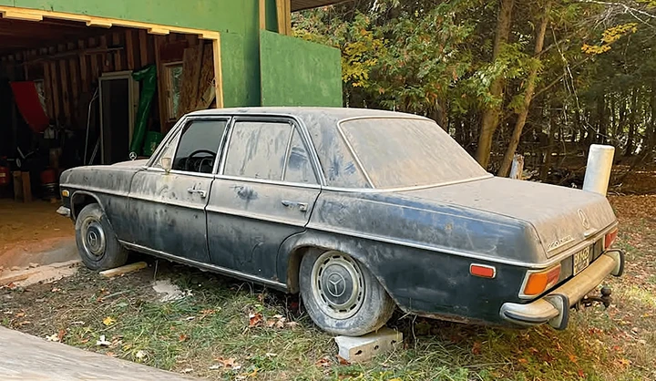 Ritrovano una Mercedes del 1974 in un fienile: 18.000 miglia e zero ruggine