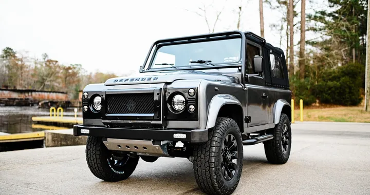 Land Rover Defender Osprey: il restomod di una vecchia 90 soft-top