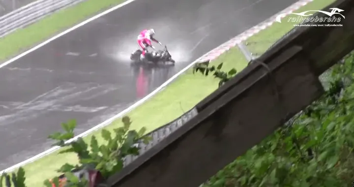 Nurburgring: scivolata sotto la pioggia [Video]