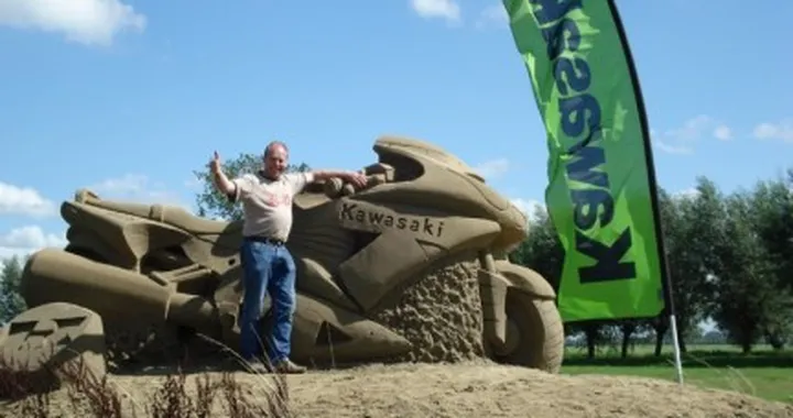 Foto del giorno: Kawasaki insabbiata