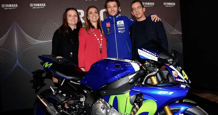 Asta benefica: Rossi consegna la R1 Movistar MotoGP Replica