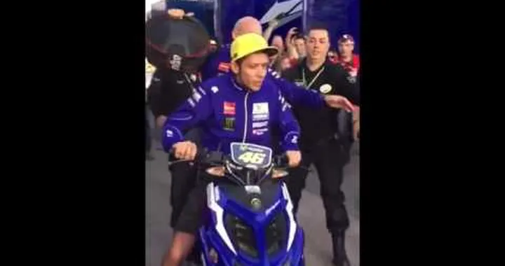 VALENTINO ROSSI PEGA PATADA A SEÑORA EN PADDOK - ROSSI KICKS A WOMAN IN PADDOK